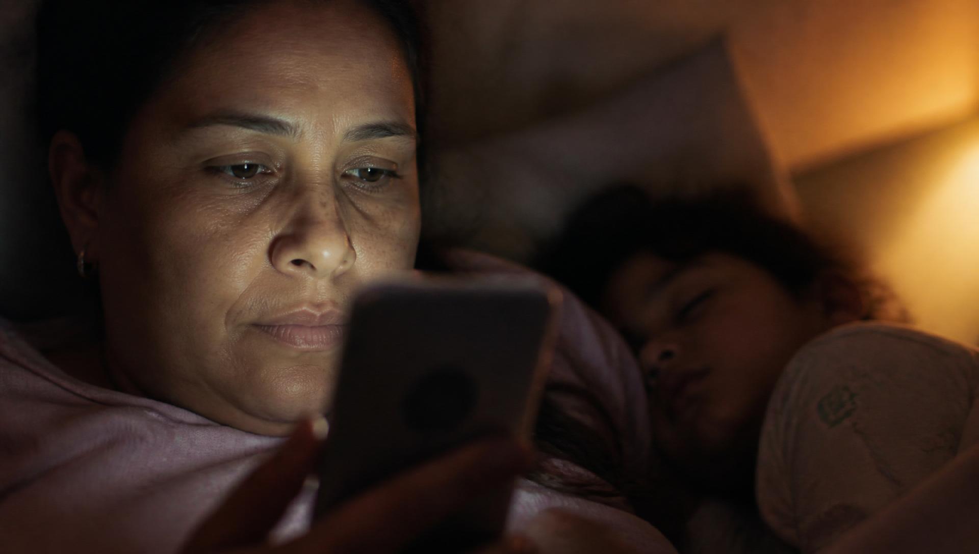 Mãe usando o AD Vida à noite